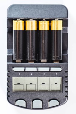 AAA piller beyaz arkaplanda şarj ediliyor.