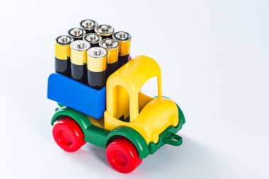 Tüm vücudu AA bataryalarla dolu oyuncak bir kamyon. Enerji konsepte ihtiyaç duyar. elektrik kamyonu.