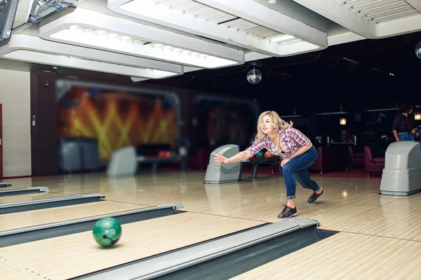 Gyönyörű Szőke Lány Játszik Bowling Klubban — Stock Fotó