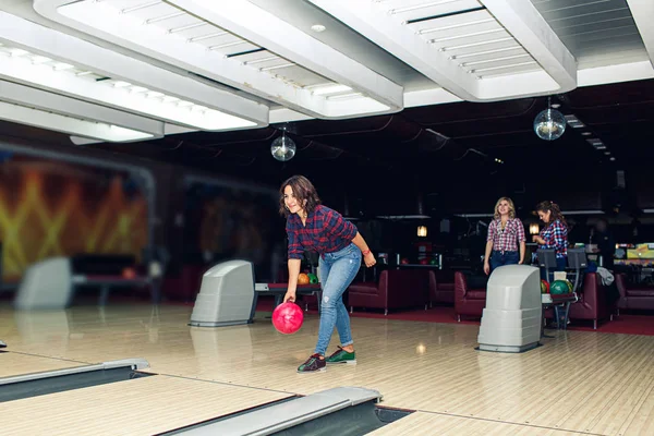 Menina Bonita Joga Boliche Clube — Fotografia de Stock