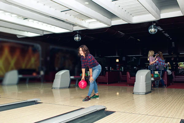 Gyönyörű Lány Játszik Bowling Klubban — Stock Fotó