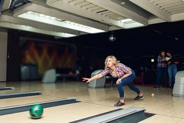 Gyönyörű Szőke Lány Játszik Bowling Klubban — Stock Fotó