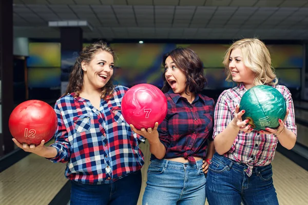 Drie Vrolijke Aantrekkelijke Vriendinnen Houden Bowlingballen Vast Kijken Elkaar Aan — Stockfoto