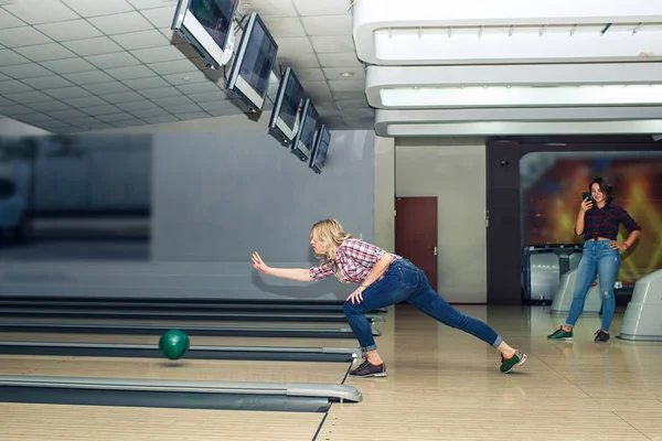 Gyönyörű Szőke Lány Játszik Bowling Klubban — Stock Fotó
