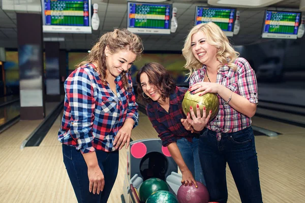 Drie Grappige Aantrekkelijke Vriendinnen Nemen Bowling Ballen — Stockfoto