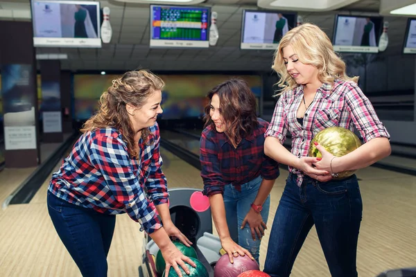 Drie Grappige Aantrekkelijke Vriendinnen Nemen Bowling Ballen — Stockfoto