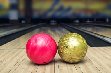 Bowling sahasında vurmadan önce pembe ve sarı top.