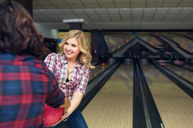İki komik kız birbirlerinden bowling topu kapıyorlar..