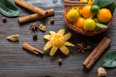 Sepette kalamondinlerle, tarçın çubuklarıyla, anason yıldızıyla, kakule ve zencefille dolu bir hayat. Eski ahşap üzerinde Noel kompozisyonu.