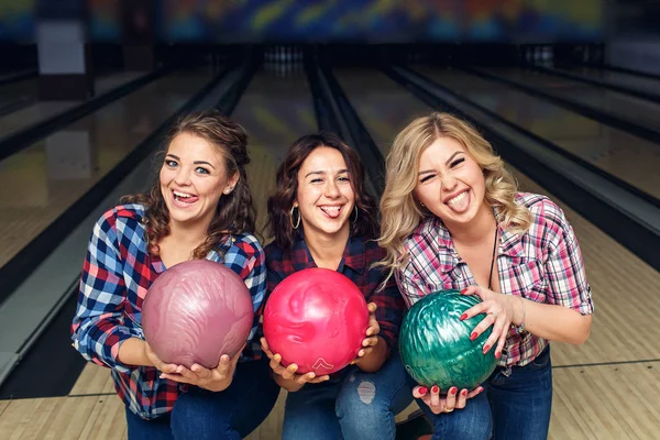 Három Boldog Lány Pózol Bowling Golyókkal Klubban — Stock Fotó