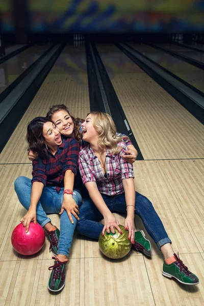 Tři Šťastné Dívky Baví Sedět Podlaze Bowlingovém Klubu — Stock fotografie
