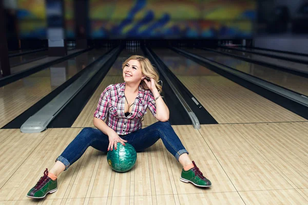 Sexy Chica Rubia Sentada Con Bola Suelo Club Bolos — Foto de Stock