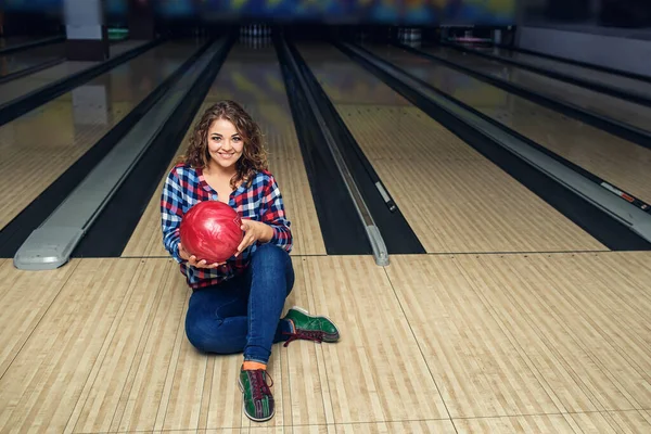 Aantrekkelijk Meisje Zitten Met Bal Vloer Bowling Club — Stockfoto