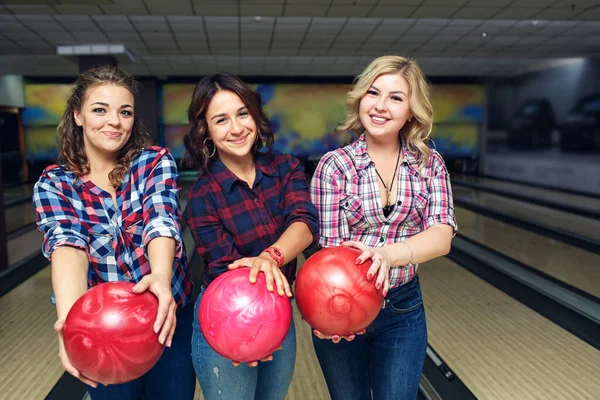 Tři Šťastné Dívky Pózující Bowlingovými Koulemi Klubu — Stock fotografie