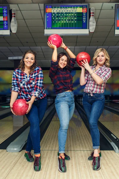 Drie Gelukkig Meisjes Poseren Met Bowling Ballen Club — Stockfoto