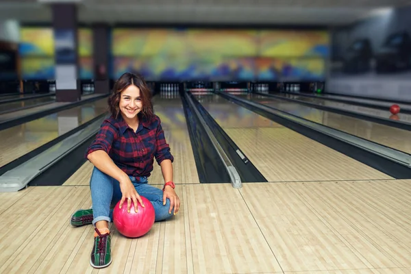 Aantrekkelijk Meisje Zitten Met Bal Vloer Bowling Club — Stockfoto