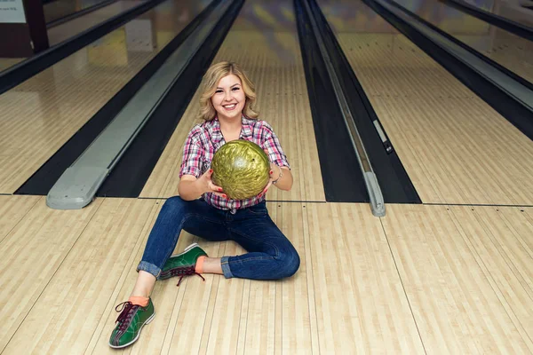 Sexy Blond Dívka Sedí Kuličkou Podlaze Bowlingovém Klubu — Stock fotografie