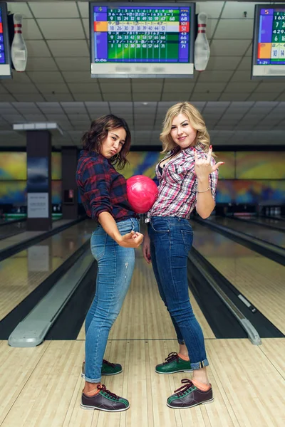 Dvě Šťastné Dívky Pózují Bowlingovými Koulemi Klubu Výstava Líbí — Stock fotografie