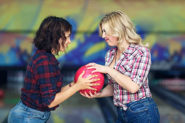 Dvě Vtipné Dívky Chňapnout Bowling Koule Sebe Navzájem — Stock fotografie