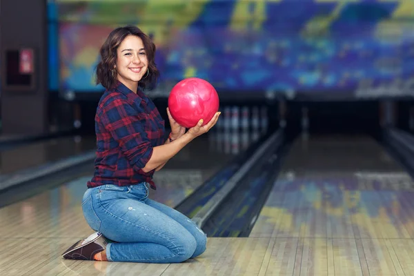 Aantrekkelijk Meisje Zitten Met Bal Vloer Bowling Club — Stockfoto