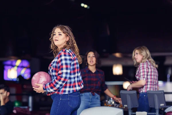 Pěkná Dívka Bowlingovou Koulí Přítelkyně Pozadí — Stock fotografie