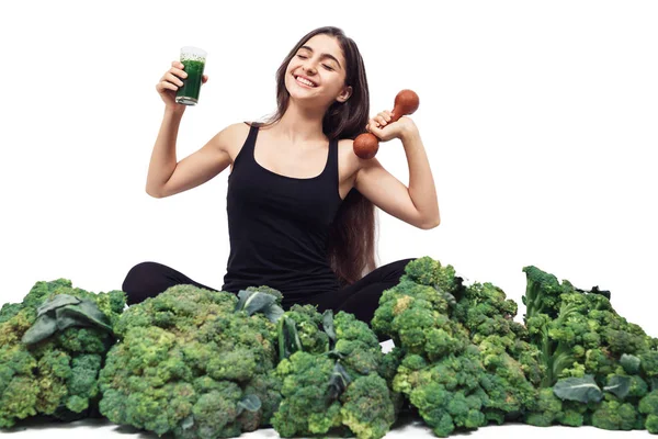 Menina Vegan Alegre Sentado Entre Brócolis Segurando Smoothie Verde Halteres — Fotografia de Stock