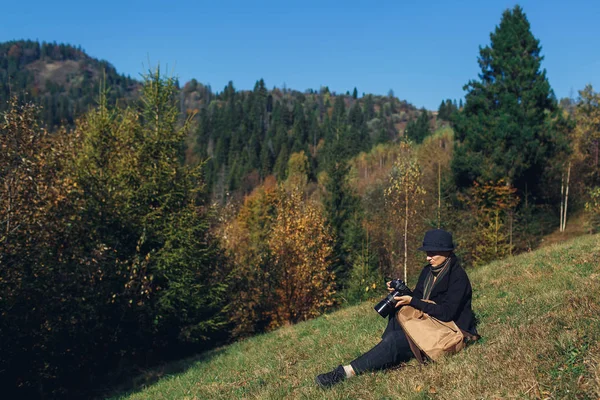 Девушка Фотограф Рюкзаком Сидит Склоне Снимает Горах Осенью — стоковое фото