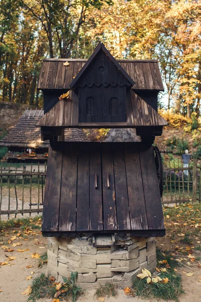 Starověká Studna Podobě Starého Dřevěného Domu — Stock fotografie