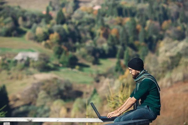 Skäggig Man Sitter Räcke Terrass Och Arbetar Laptop Begreppet Distansarbete — Stockfoto