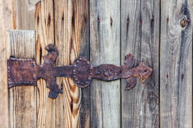 Paslı eski demir kapı menteşesi