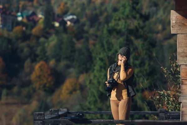 Жінка Фотограф Позує Камерою Фоні Лісу Гір — стокове фото