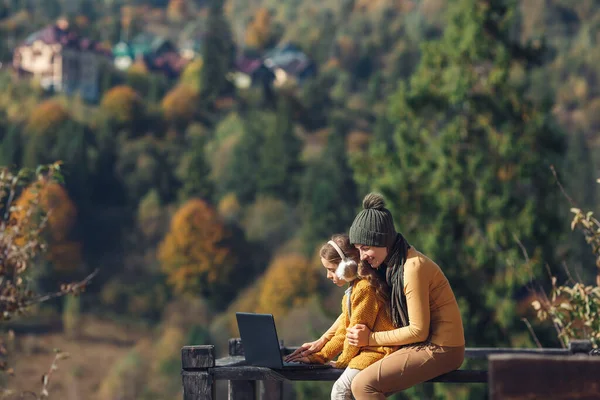 Мать Дочь Работают Ноутбуке Террасе Осенью — стоковое фото