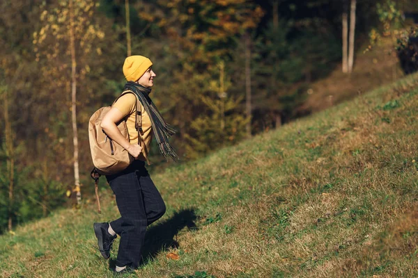 Молода Туристична Дівчина Рюкзаком Піднімається Восени Пагорбі Лісі Горах — стокове фото
