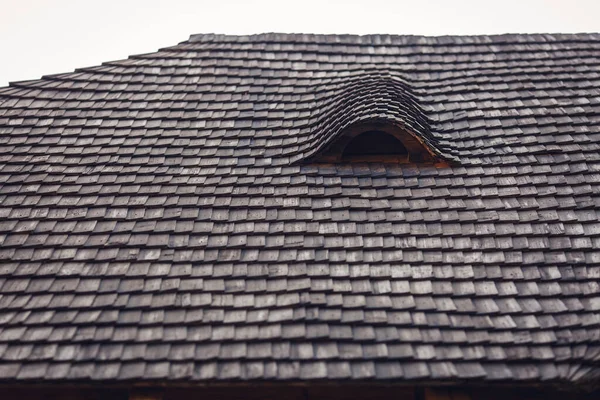 Ahşap Kiremitlerle Kaplı Eski Çatı — Stok fotoğraf