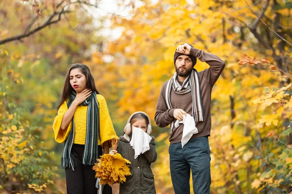 Dad Daughters Sneeze Shawl Street Fall Concept Autumn Illness Allergy — Stock Photo, Image