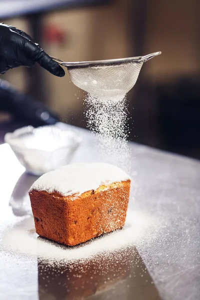Bonbons Saupoudrer Gateau De Paques Avec Du Sucre Glace A Travers Le Tamis Boulangerie Brun Stock Photo