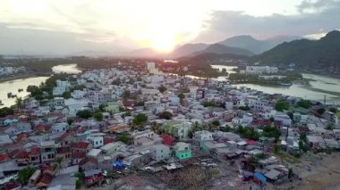 Deniz ve Nha Trang Nehri Vietnam üzerinde yavaş uçuş