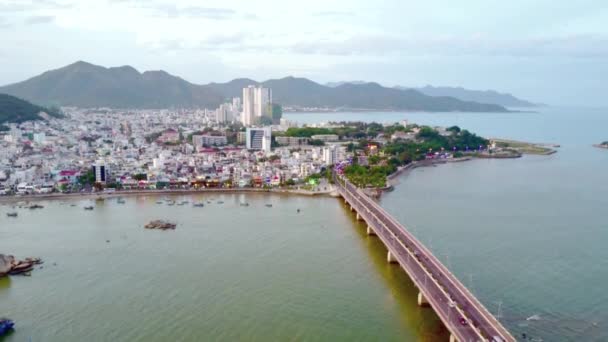 Vuelo lento sobre el mar y el río Nha Trang Vietnam — Vídeo de stock