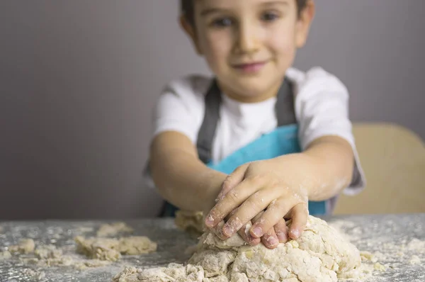 Chico está preparando masa de pizza —  Fotos de Stock