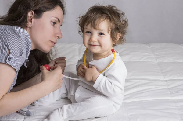 Bébi játszik az anya az orvos — Stock Fotó