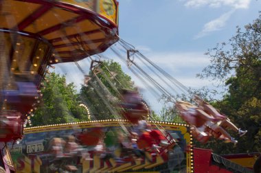 binmek bulanıklık hareket ile bir karnaval, sallanan