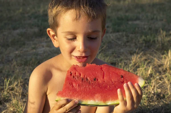 Giovane ragazzo caucasico con la sua mezza anguria mangiatore — Foto Stock