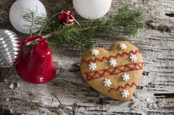 Wood bark background with christmas decoration and gingerbread c — Stock Photo, Image