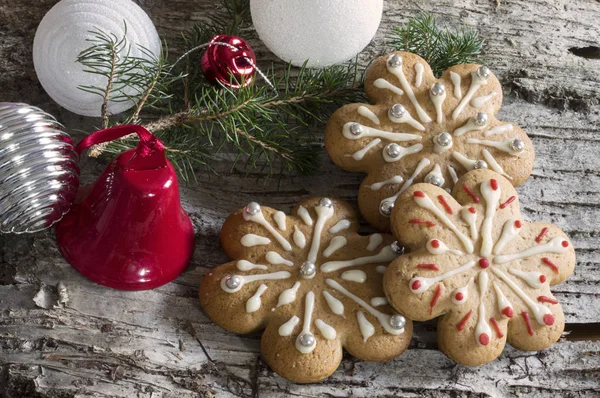 Wood bark background with christmas decoration and gingerbread c — Stock Photo, Image