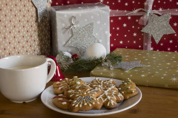 Gingerbread cookies on christmas presents background with marshm — Stock Photo, Image