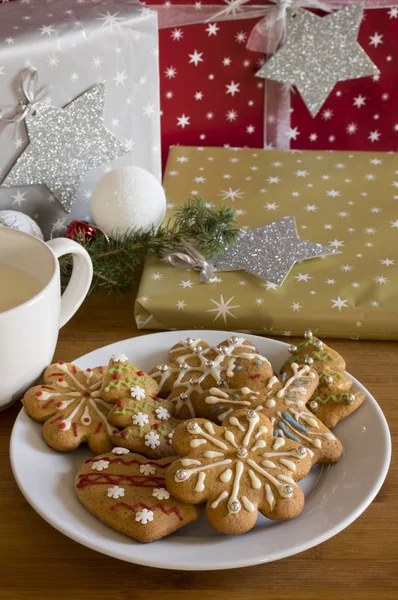 Galletas de jengibre en Navidad presenta fondo con marshm — Foto de Stock