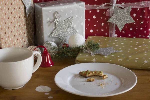 Galletas de jengibre en Navidad presenta fondo con marshm — Foto de Stock