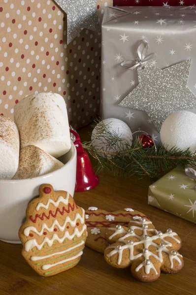 A karácsonyi mézeskalács sütik bemutatja háttér marshm — Stock Fotó