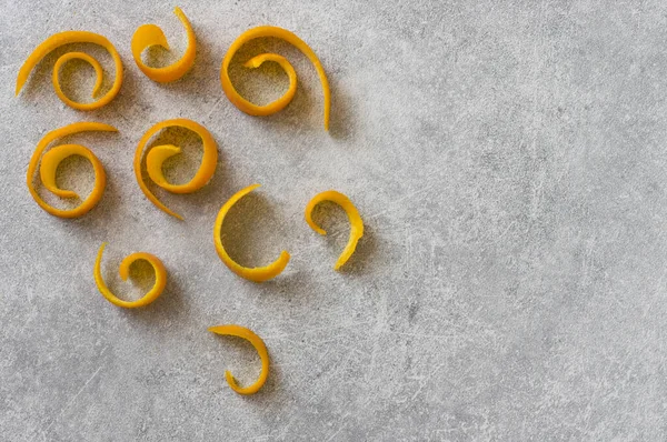 Rizos Piel Pelada Fruta Naranja Sobre Fondo Gris Hueso Composición —  Fotos de Stock