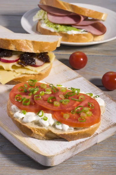 Soiuri Carne Sandvișuri Vegetariene Placă Tăiere Rustică — Fotografie, imagine de stoc